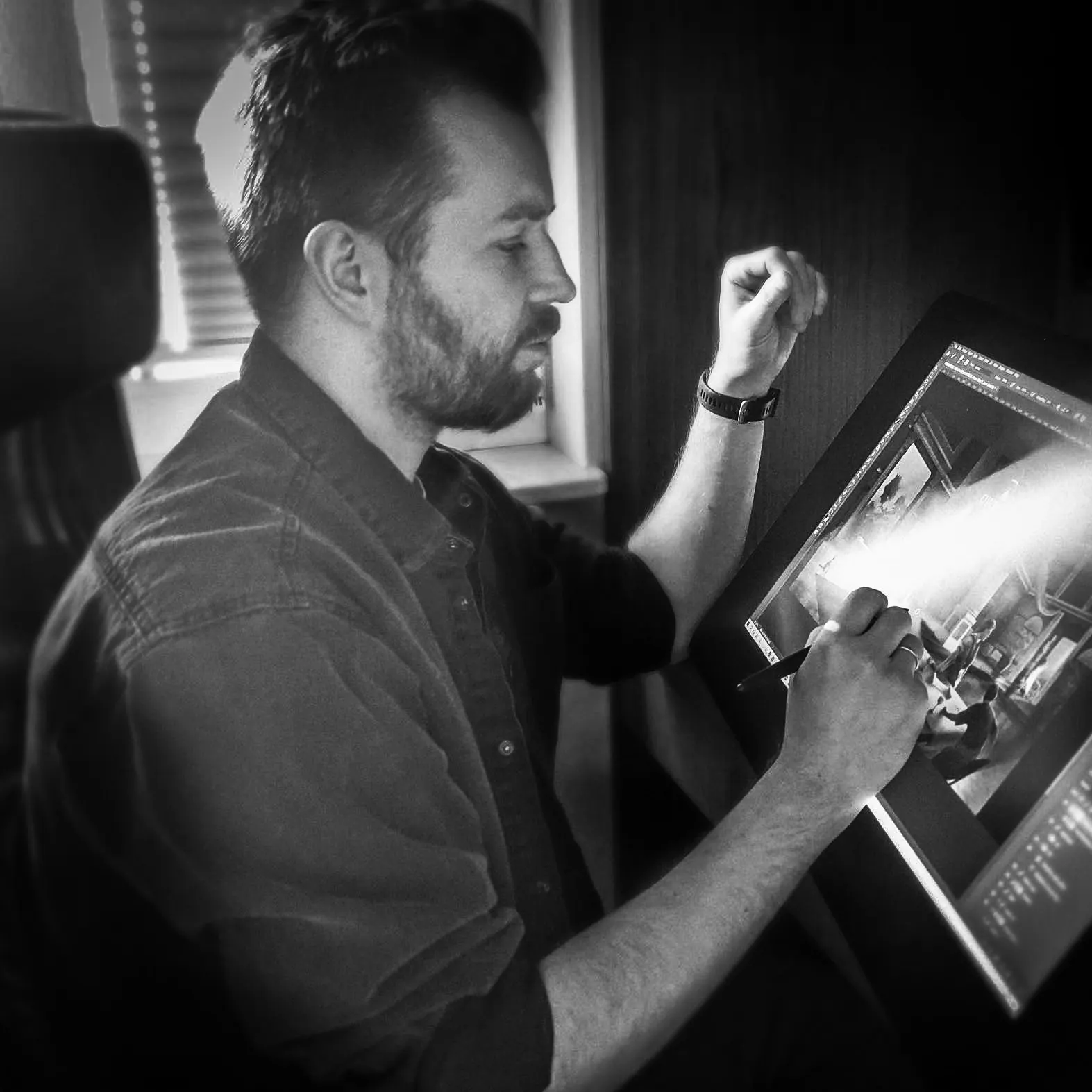 Jakub Cichecki drawing on a tablet